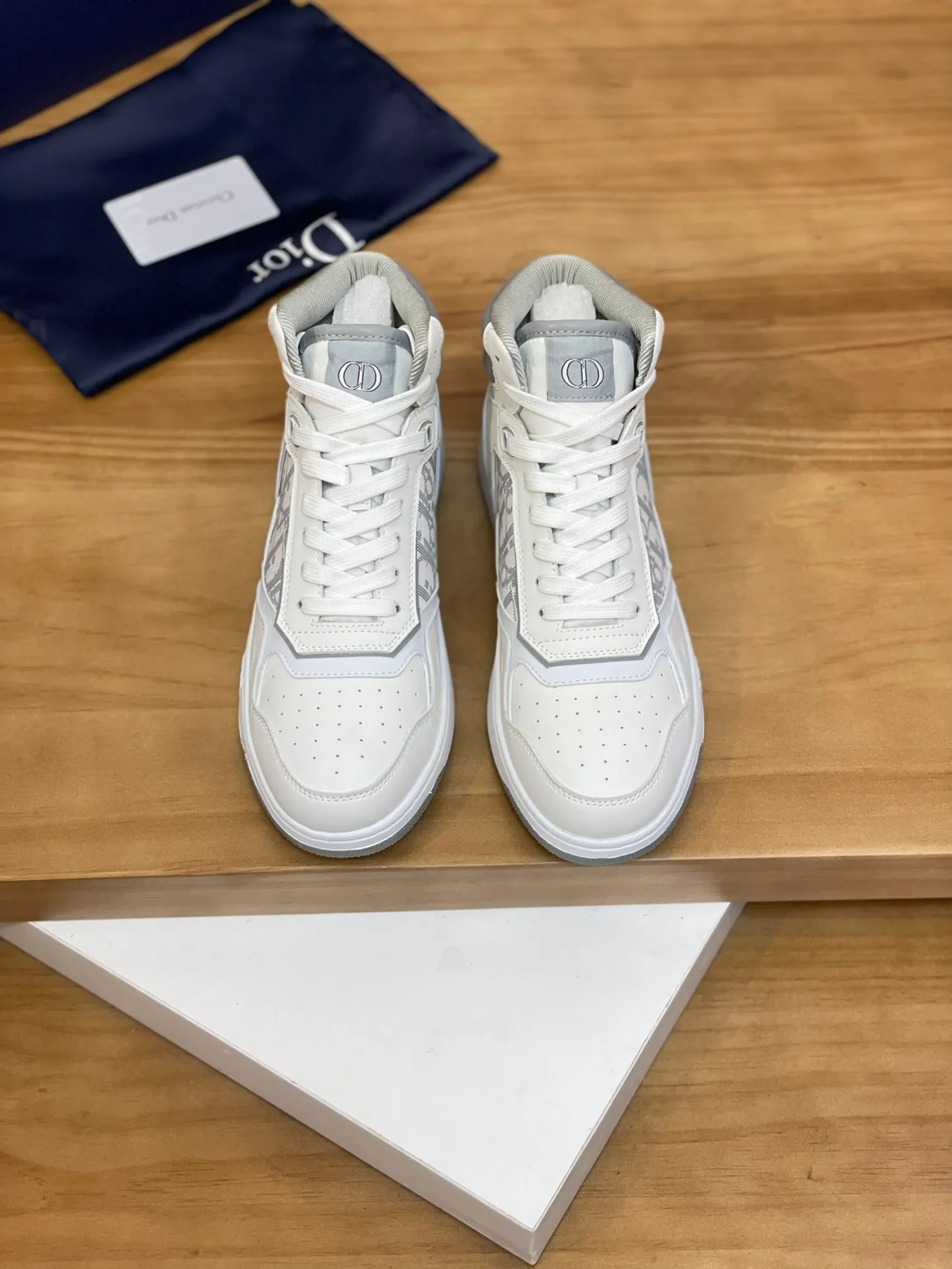 Men's shoes: 💰P460¥ Product trademark: Dior* "Dior*" high-top casual shoes Regular size: 38-44 (can be customized to 45.46) Product materials: Upper imported cowhide stitched with original fabric, breathable lining, original outsole. Number: 1006